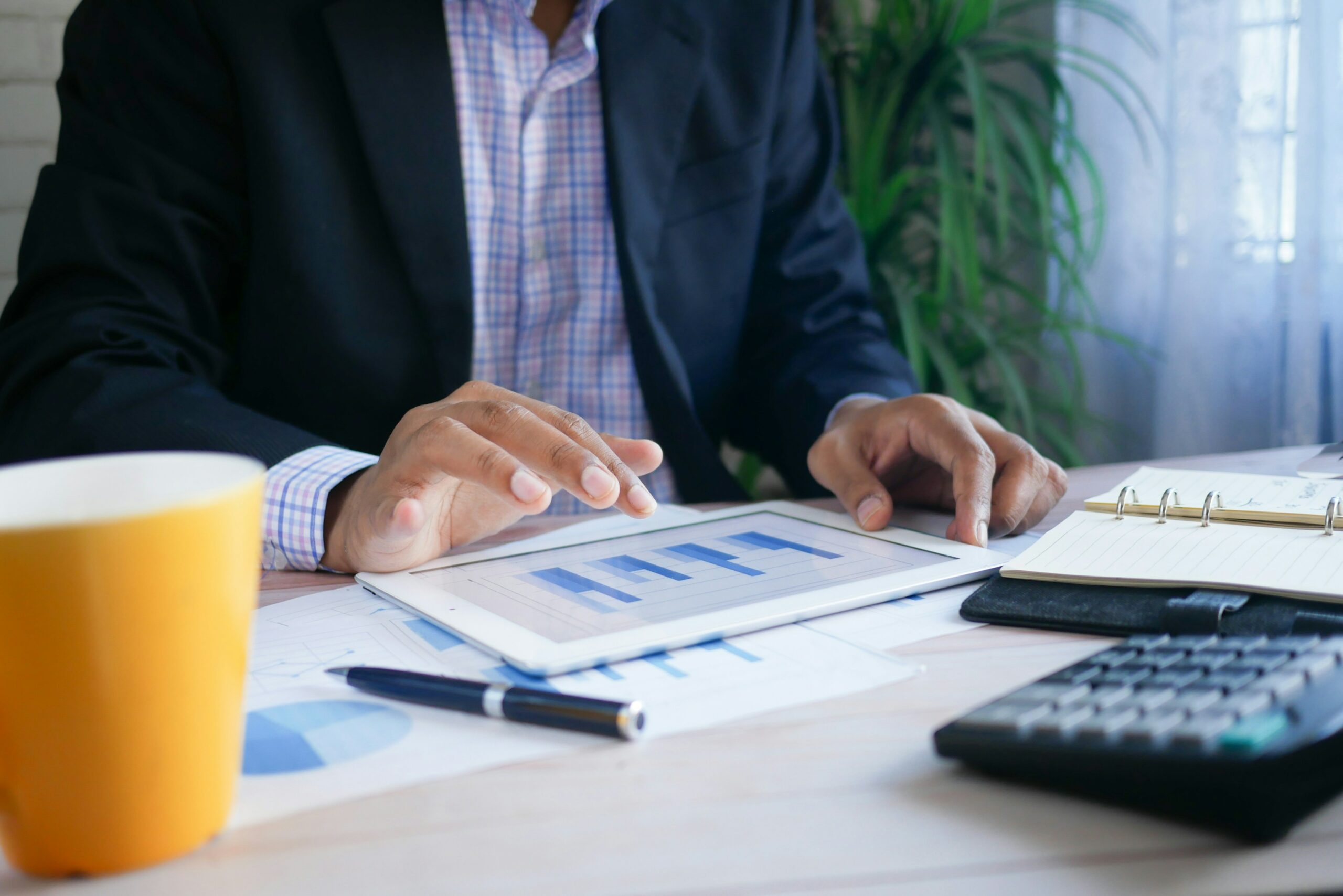 Analyste financier consultant des graphiques pour évaluer un dossier de crédit immobilier