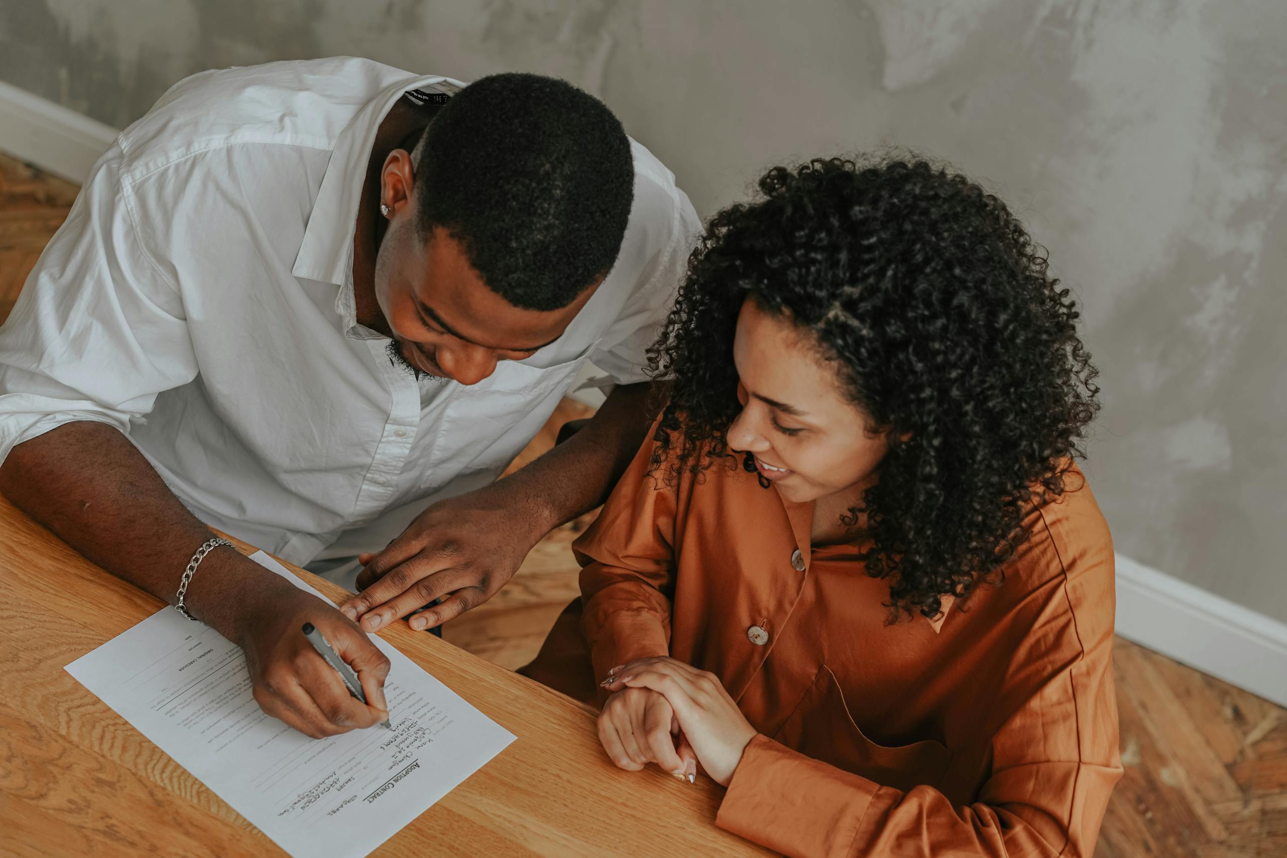 Assurance prévoyance : couple lisant attentivement un contrat avant signature