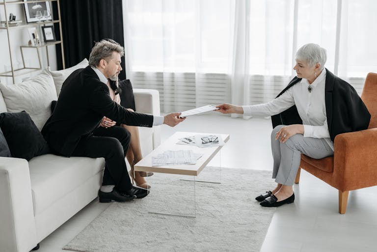 Couple consultant un notaire pour préparer la succession et l'assurance-vie en 2026