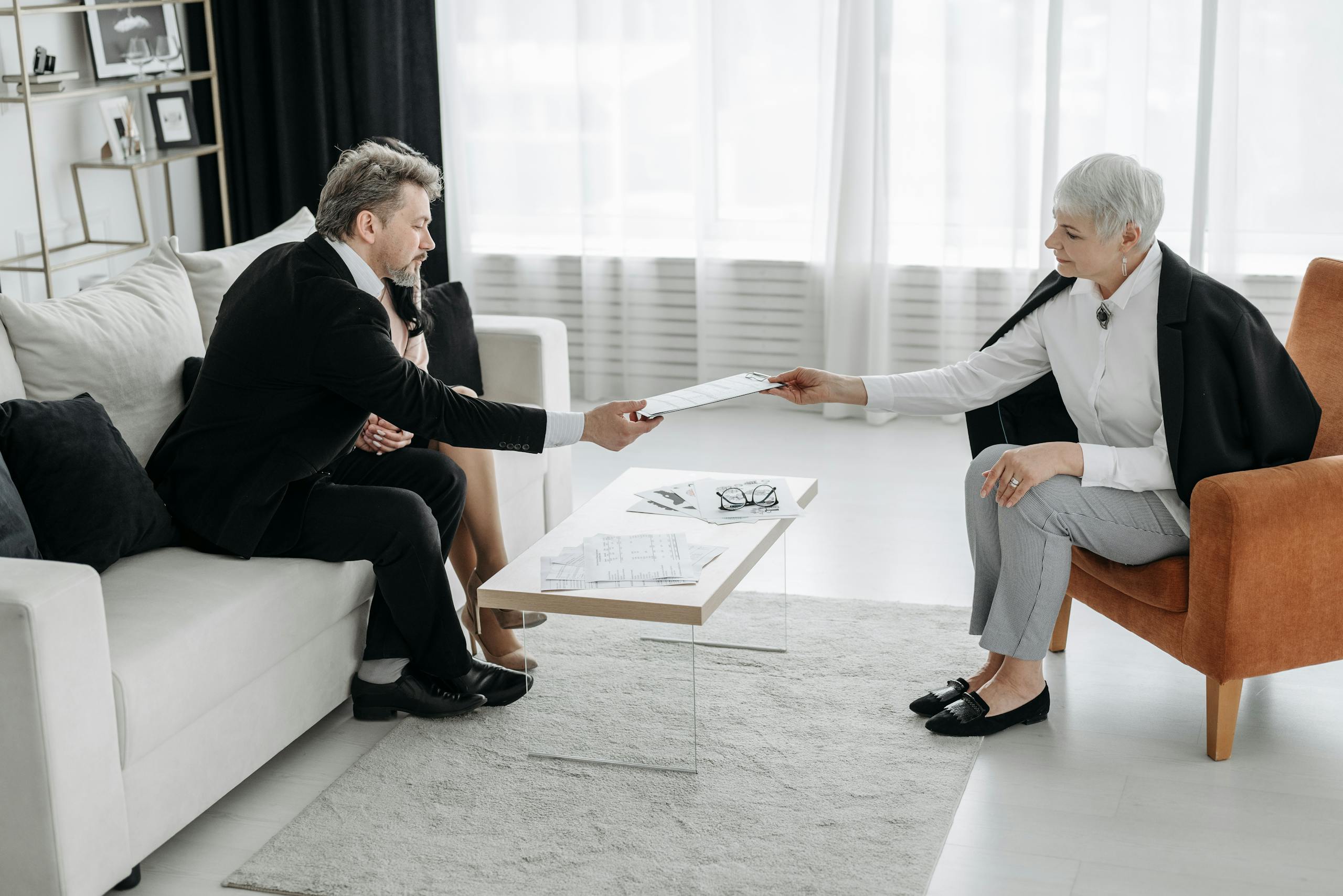 Couple consultant un notaire pour préparer la succession et l'assurance-vie en 2026